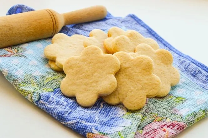 Jak zrobić ciasto na ciastka: proste przepisy na idealne ciasteczka