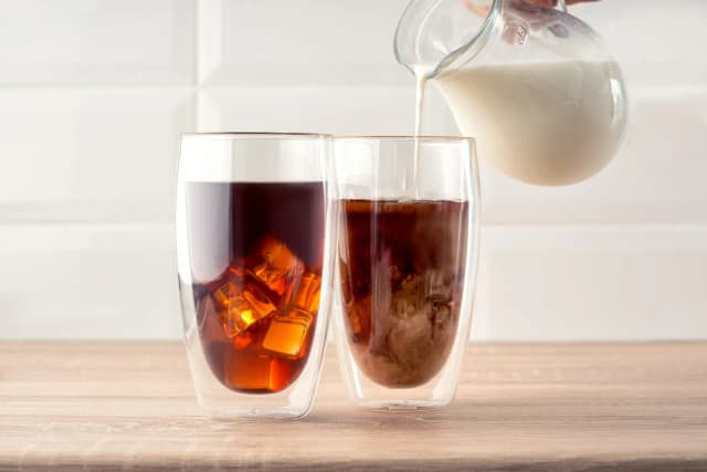 Czym zastąpić mleko do kawy? Odkryj najlepsze alternatywy roślinne