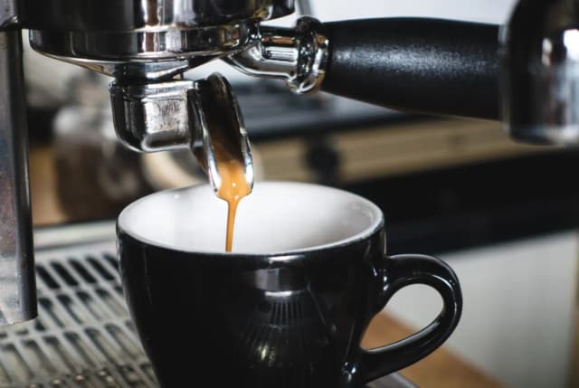 Jak parzyć kawę w ekspresie kolbowym i uniknąć najczęstszych błędów Jak parzyć kawę w ekspresie kolbowym i uniknąć najczęstszych błędów