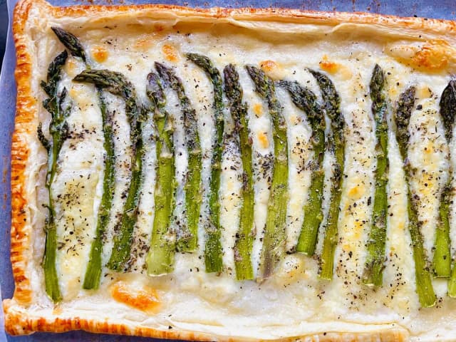 Prosty przepis na ciasto francuskie ze szparagami – szybki obiad w 30 minut Prosty przepis na ciasto francuskie ze szparagami – szybki obiad w 30 minut