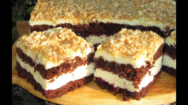 Prosty przepis na ciasto z chałwą i sezamem – idealny deser w kilka kroków Prosty przepis na ciasto z chałwą i sezamem – idealny deser w kilka kroków