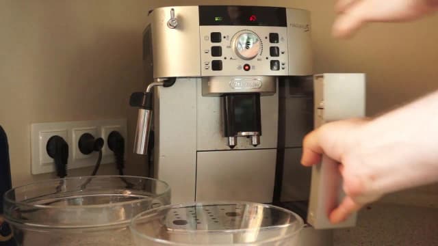 Jak uruchomić ekspres do kawy De'Longhi Magnifica bez problemów Jak uruchomić ekspres do kawy De'Longhi Magnifica bez problemów