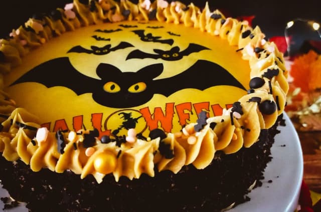 Prosty przepis na ciasto na Halloween z efektownymi dekoracjami i poradami Prosty przepis na ciasto na Halloween z efektownymi dekoracjami i poradami