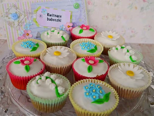 Czym ozdobić muffinki? 10 kreatywnych pomysłów na dekoracje Czym ozdobić muffinki? 10 kreatywnych pomysłów na dekoracje