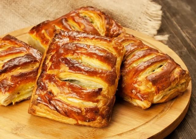 Ile piec ciastka z ciasta francuskiego? Czas, temperatura i wskazówki dla idealnego wypieku Ile piec ciastka z ciasta francuskiego? Czas, temperatura i wskazówki dla idealnego wypieku