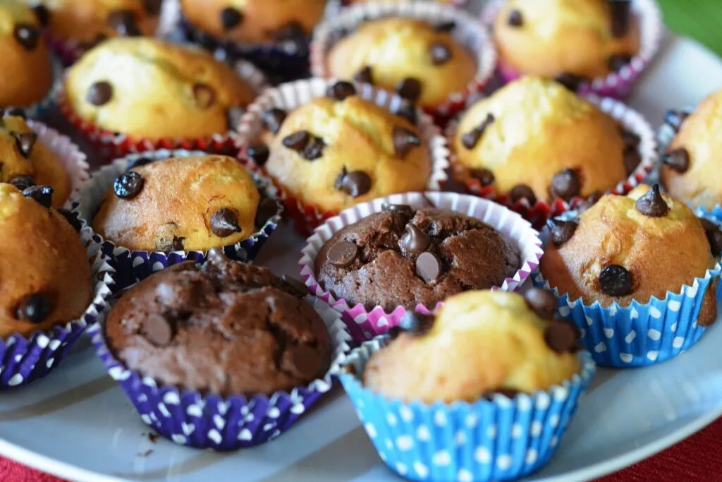 Czy muffinki podawać w papilotkach? Uniknij problemów ze sklejaniem