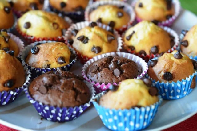 Czy muffinki podawać w papilotkach? Uniknij problemów ze sklejaniem Czy muffinki podawać w papilotkach? Uniknij problemów ze sklejaniem