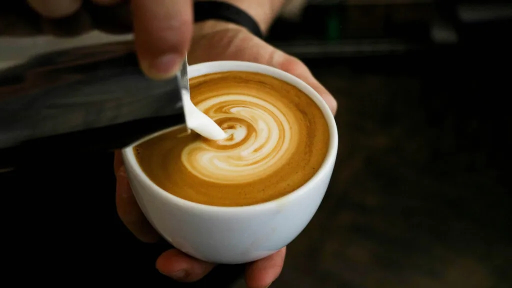 Jaka kawa do latte? Odkryj najlepsze ziarna i smaki dla idealnego napoju