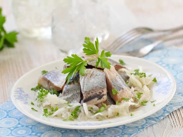 Najlepsze przyprawy do śledzi – jak przyprawić, by smakowały idealnie Najlepsze przyprawy do śledzi – jak przyprawić, by smakowały idealnie