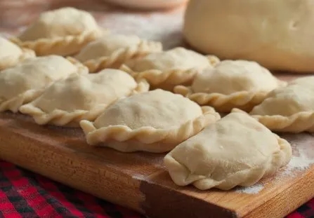 Delikatne ciasto na pierogi – prosty przepis na idealną konsystencję