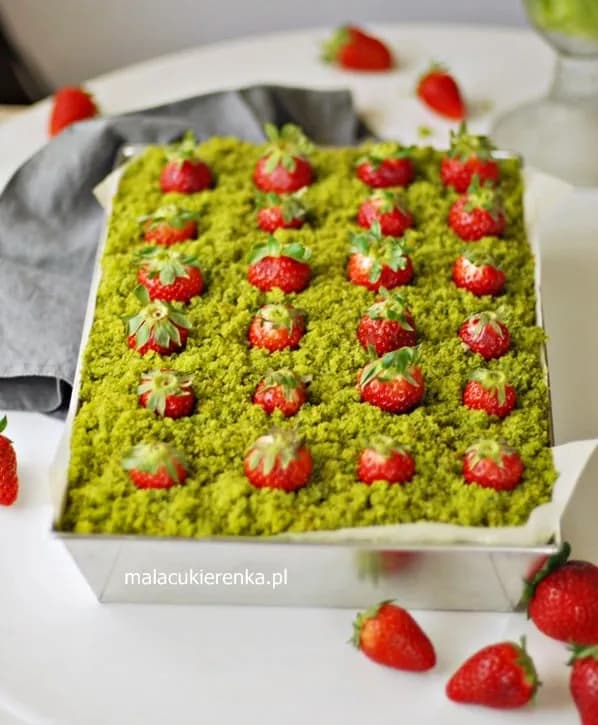 Prosty przepis na truskawkowe ciasto z polewą – deser, który pokochasz od pierwszego kęsa Prosty przepis na truskawkowe ciasto z polewą – deser, który pokochasz od pierwszego kęsa